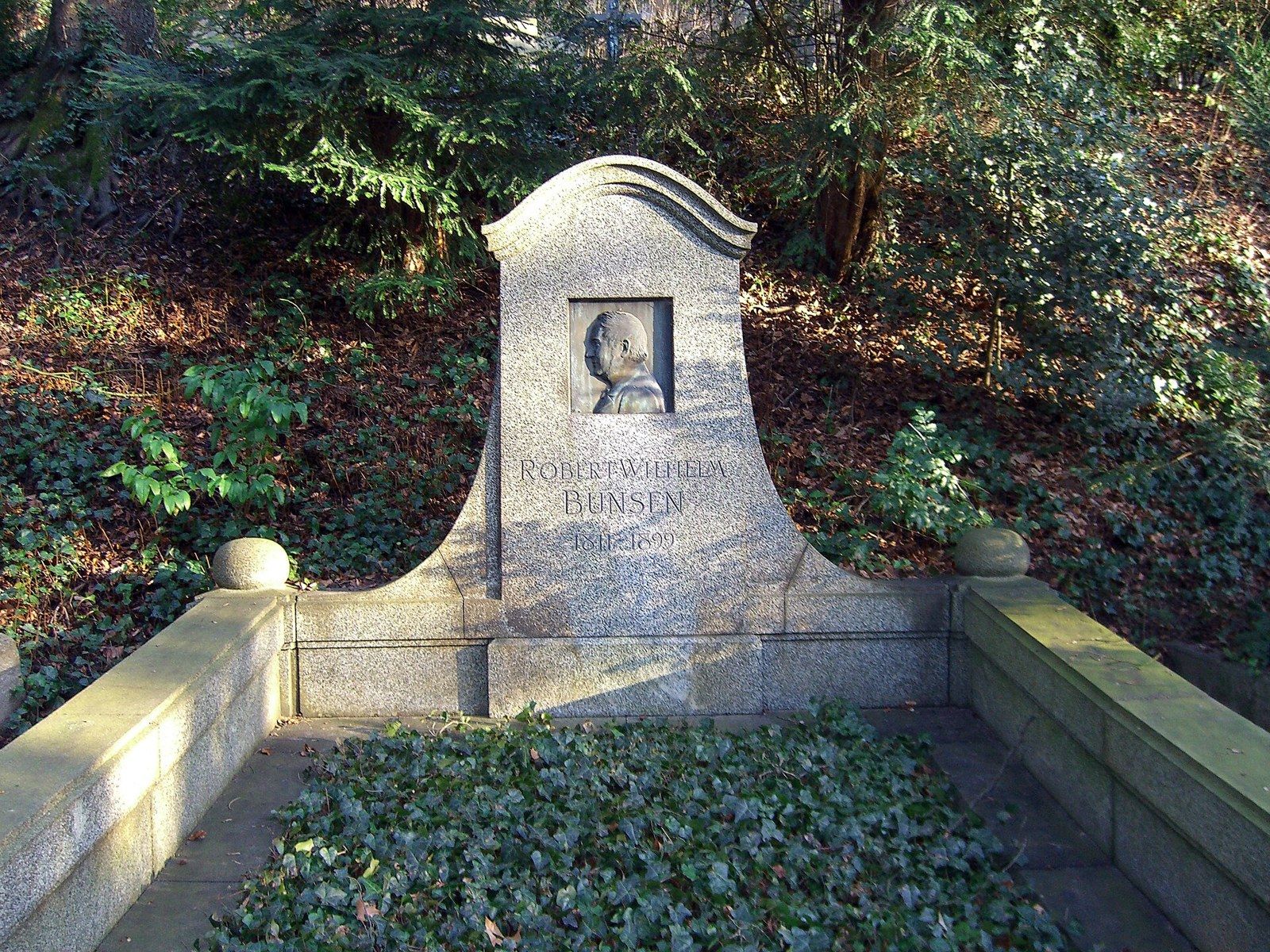 Grabmal von Robert Wilhelm Bunsen – Bergfriedhof Heidelberg